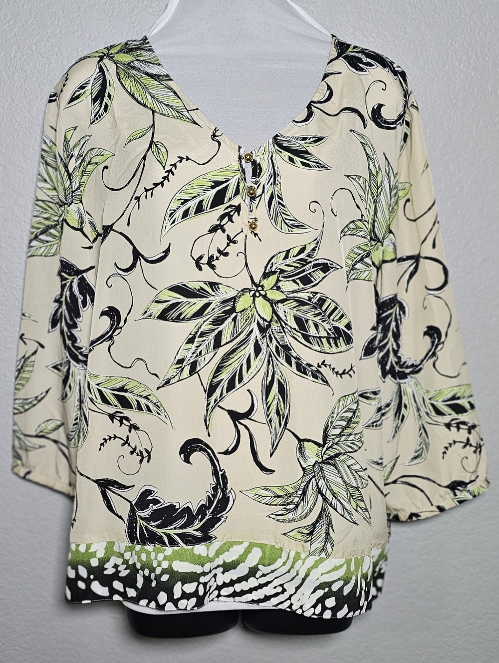 Chico’s Size 3 XL Botanical Leaf Print Blouse Stretch Smocked Hem Gold Buttons